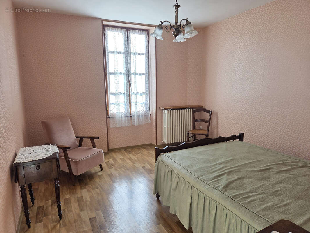 Maison à SALLES-COURBATIES