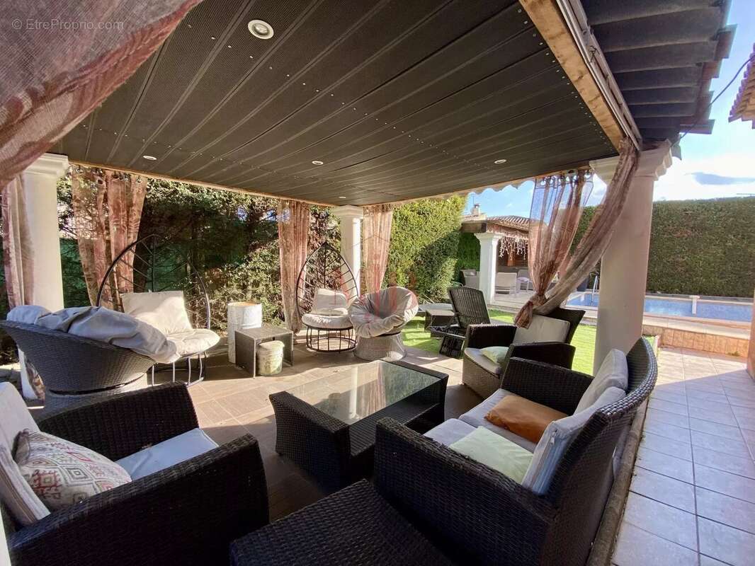 Maison à CHATEAUNEUF-LE-ROUGE