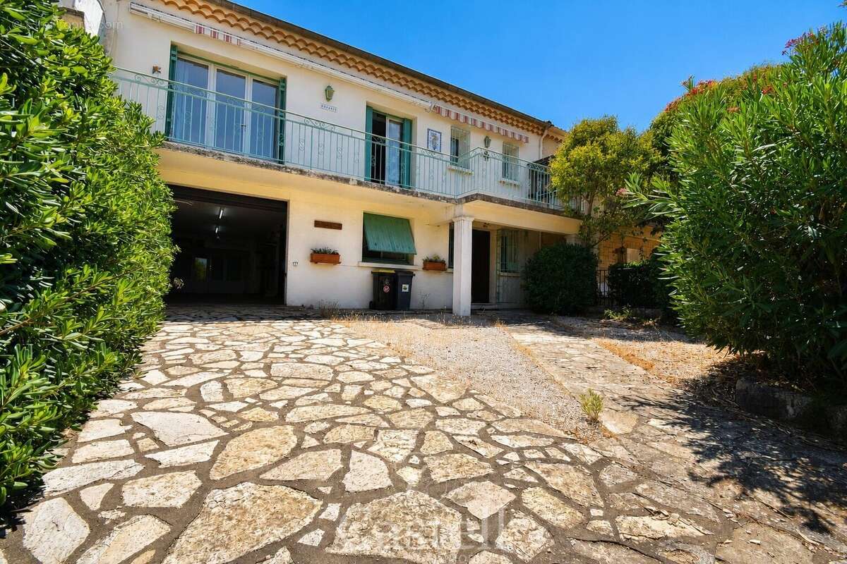Villa traditionnelle T4, garage et piscine au calme... - photo 2
