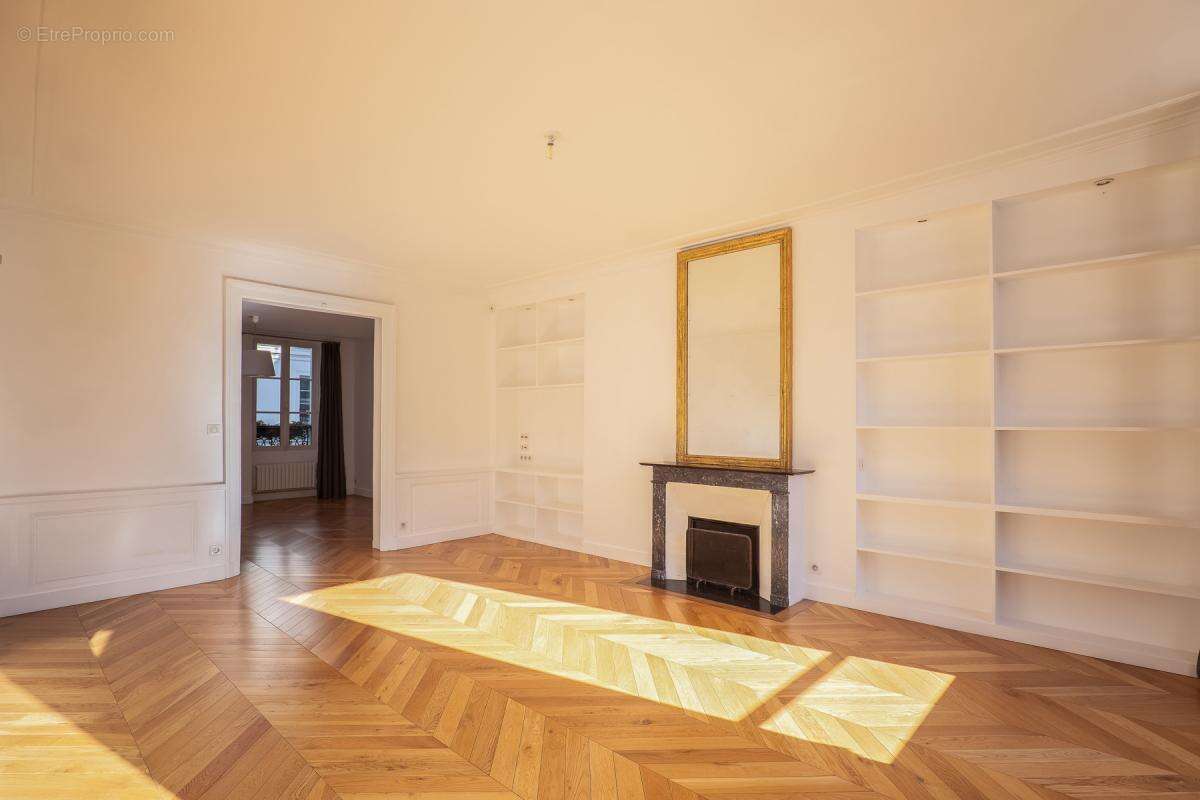 Appartement à PARIS-1E