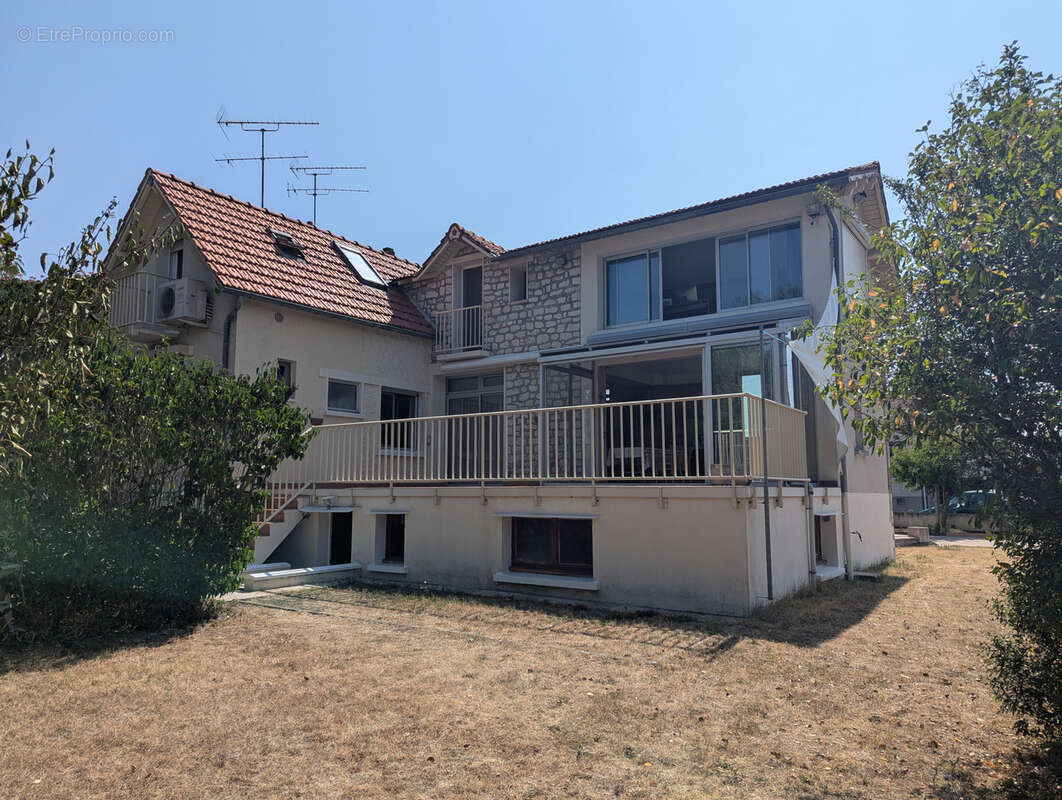 Meulière de caractère avec parc d'environ 6 000 m2  en bord de rivière - photo 3