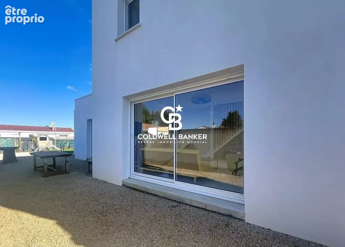 Maison contemporaine avec garage - La vie au coeur du bourg à proximité de la plage. - photo 6