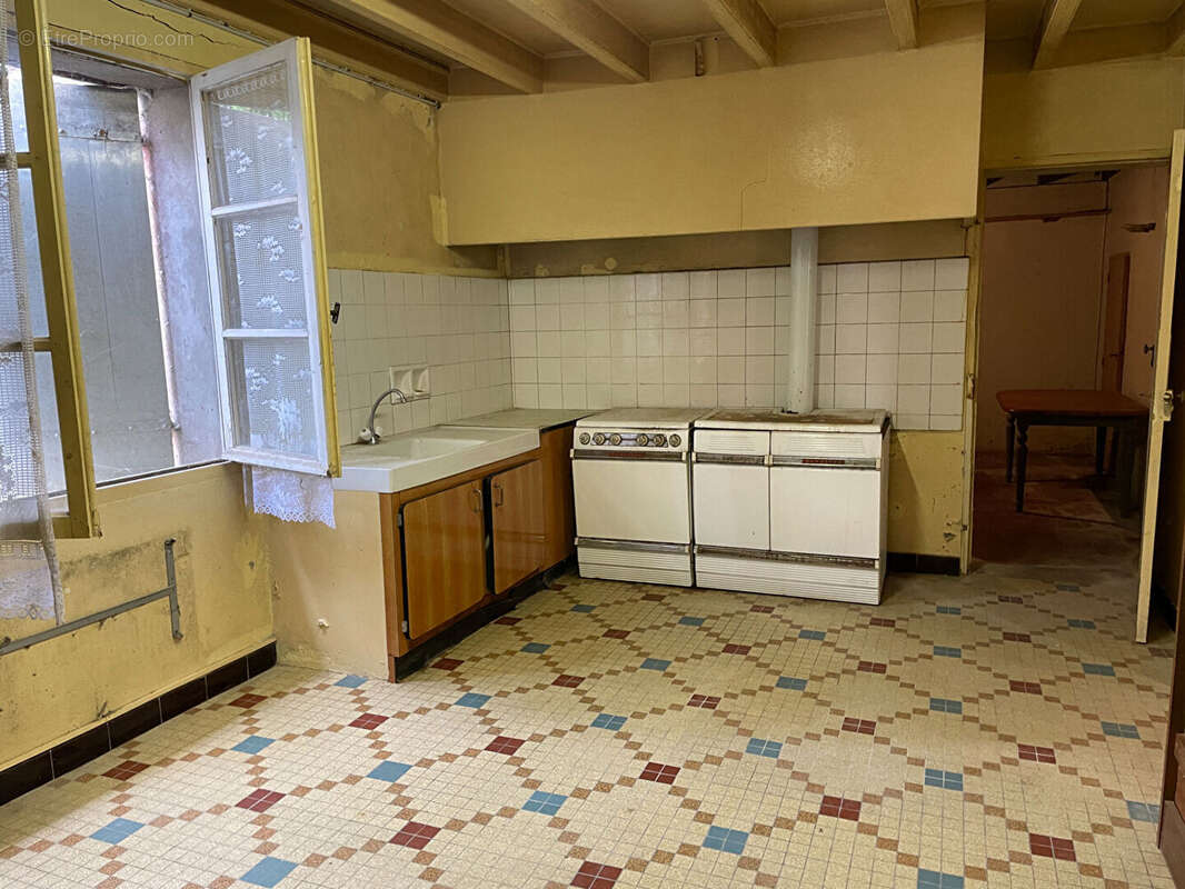 Grande maison en pierre à rénover dans un village prisé - photo 9