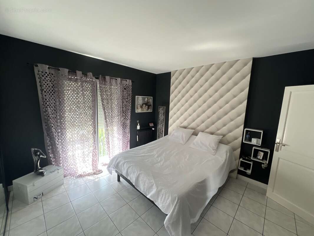 Superbe maison de 8 pieces de 215 m2 , terrasse , jardin et garage double - quartier privilegie du haut de bonneuil (94380) - photo 10