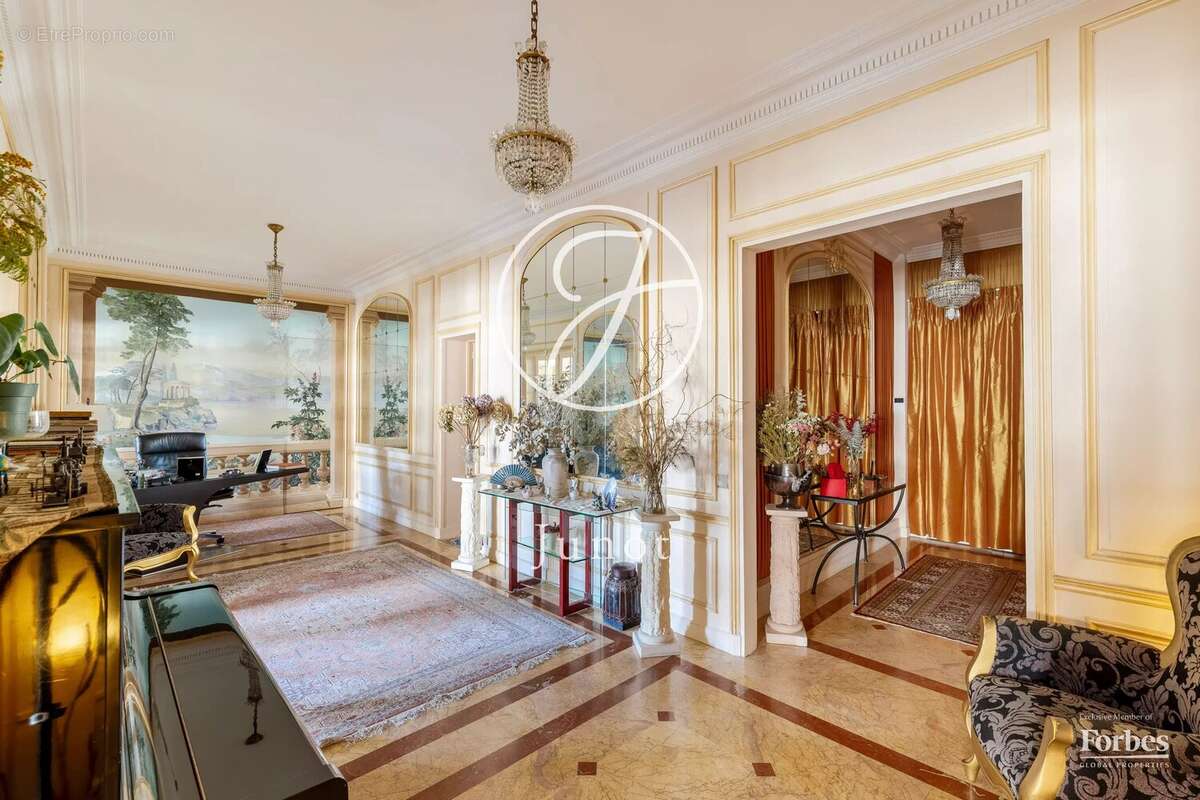 Appartement à PARIS-16E