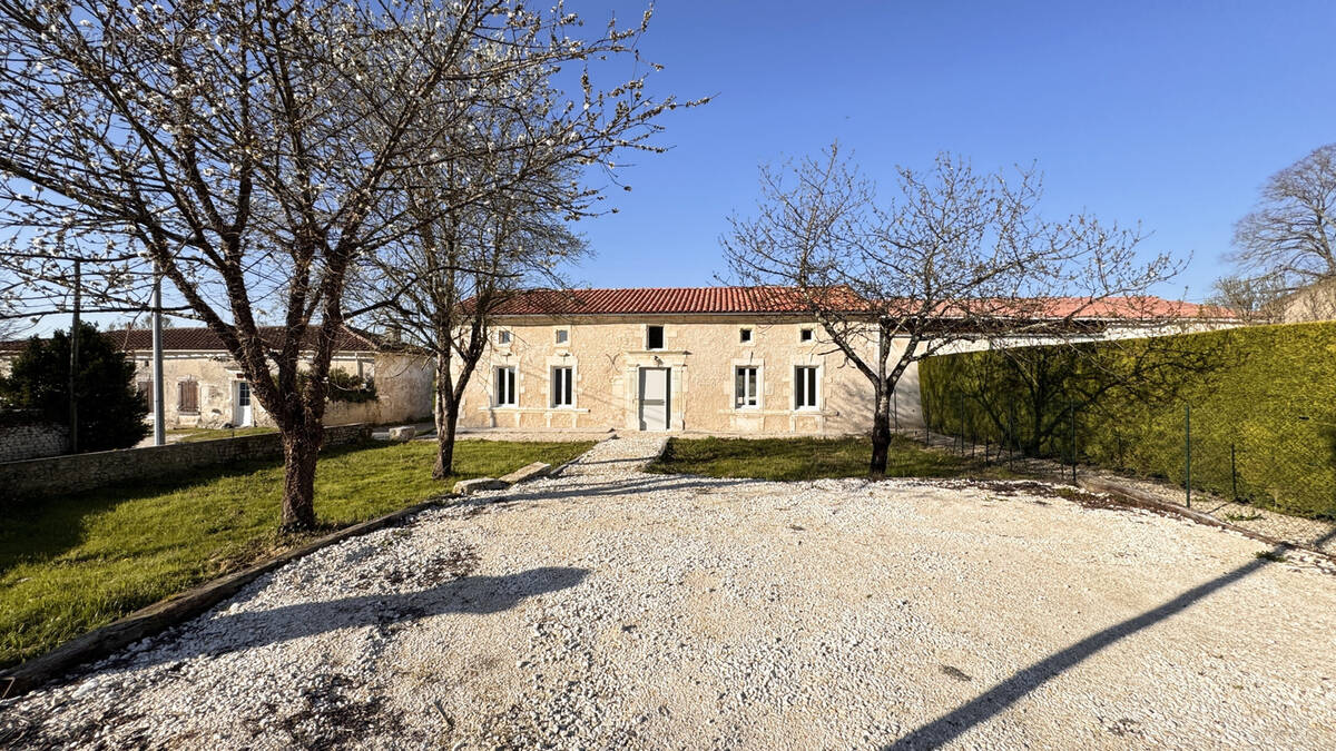 Maison à BARBEZIEUX-SAINT-HILAIRE