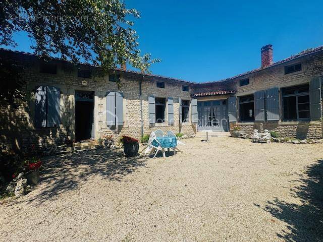 Maison à SALLES-DE-VILLEFAGNAN