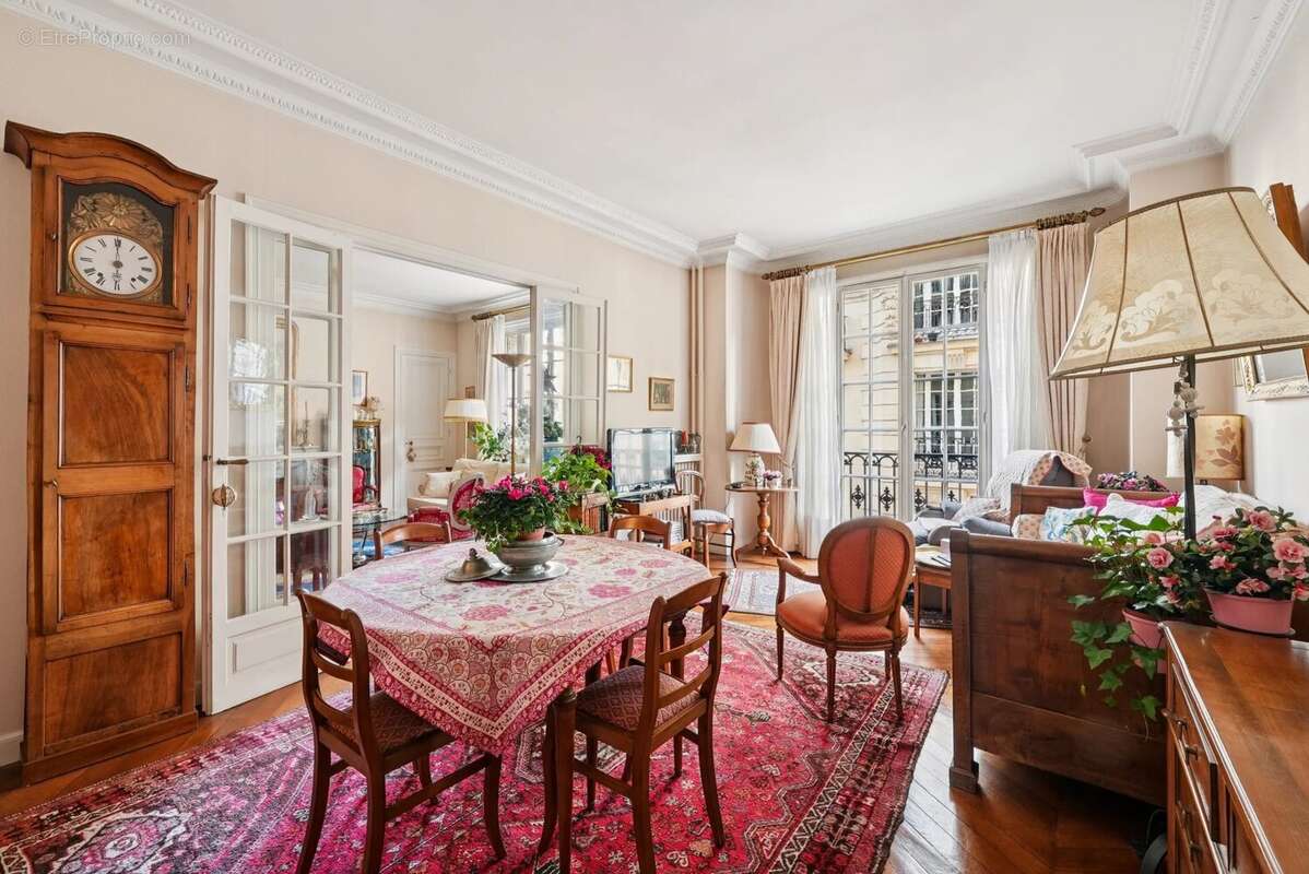 Appartement à NEUILLY-SUR-SEINE