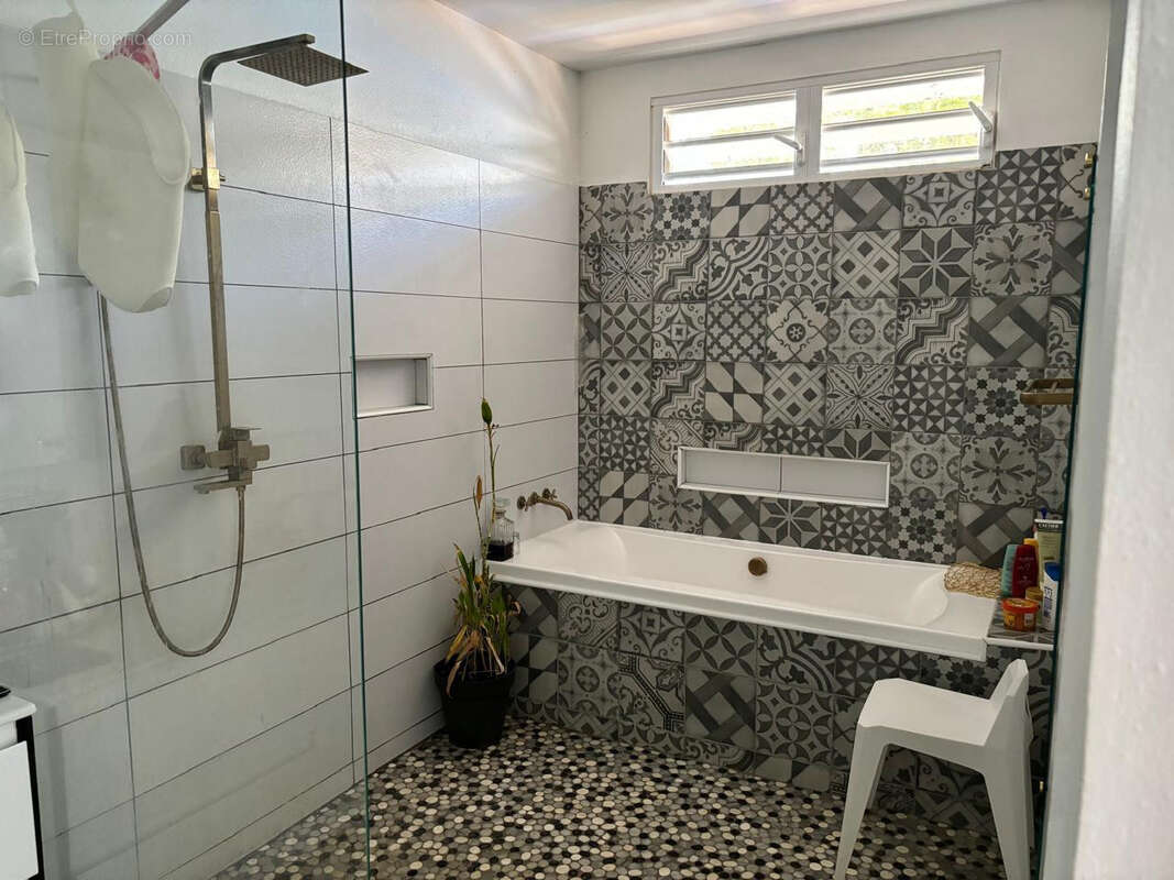 Villa T3 avec Studio T1 attenant et piscine Superficie 115 m2 secteur Soula - photo 12