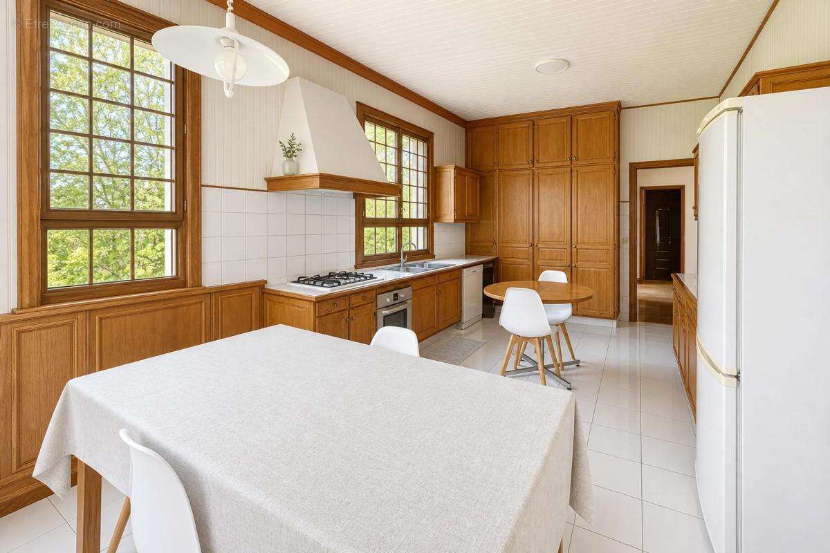 Majestueuse Maison Familiale de 303m², 2ha de Parc - photo 9
