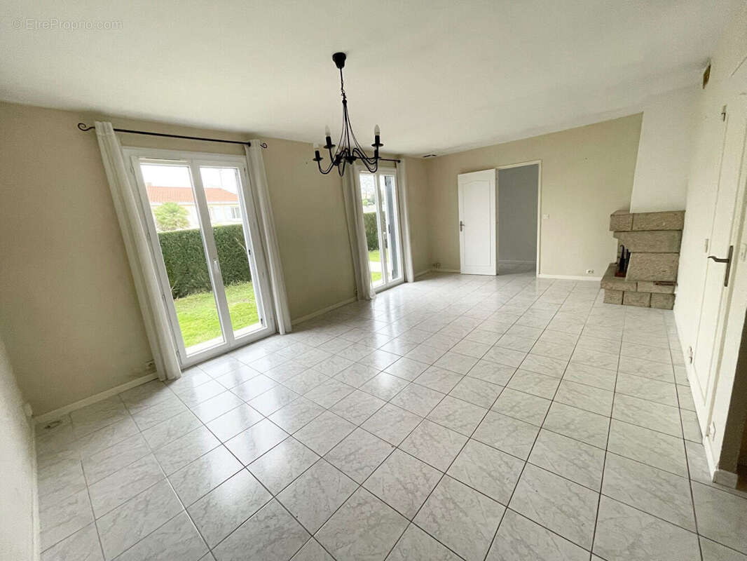 Maison à SAINT-MACAIRE-EN-MAUGES