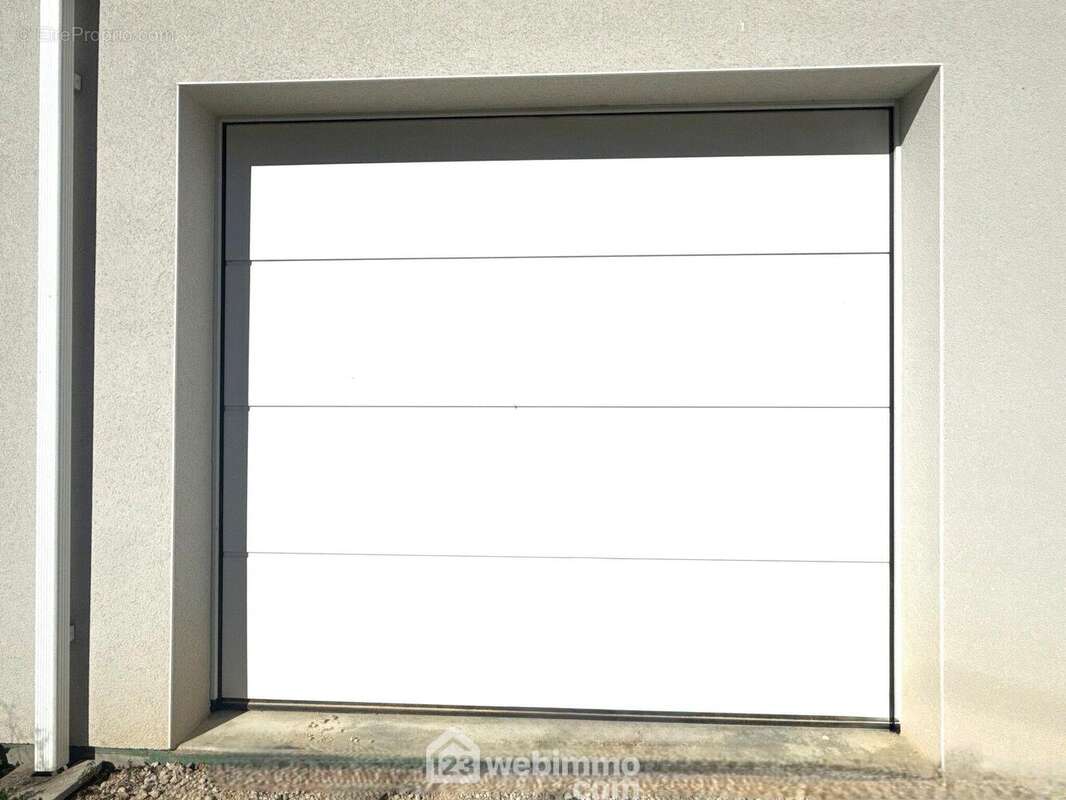 Donne accès direct au garage (18 m2). - Maison à BIARD