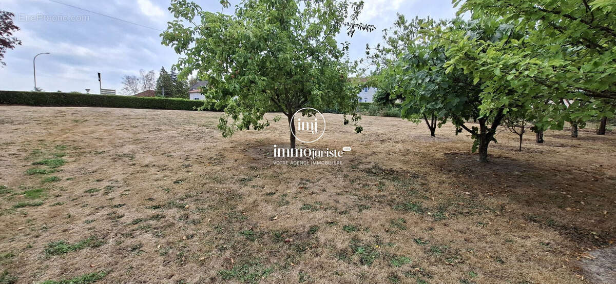 Terrain 886 m² à Saint-Junien  - photo 4