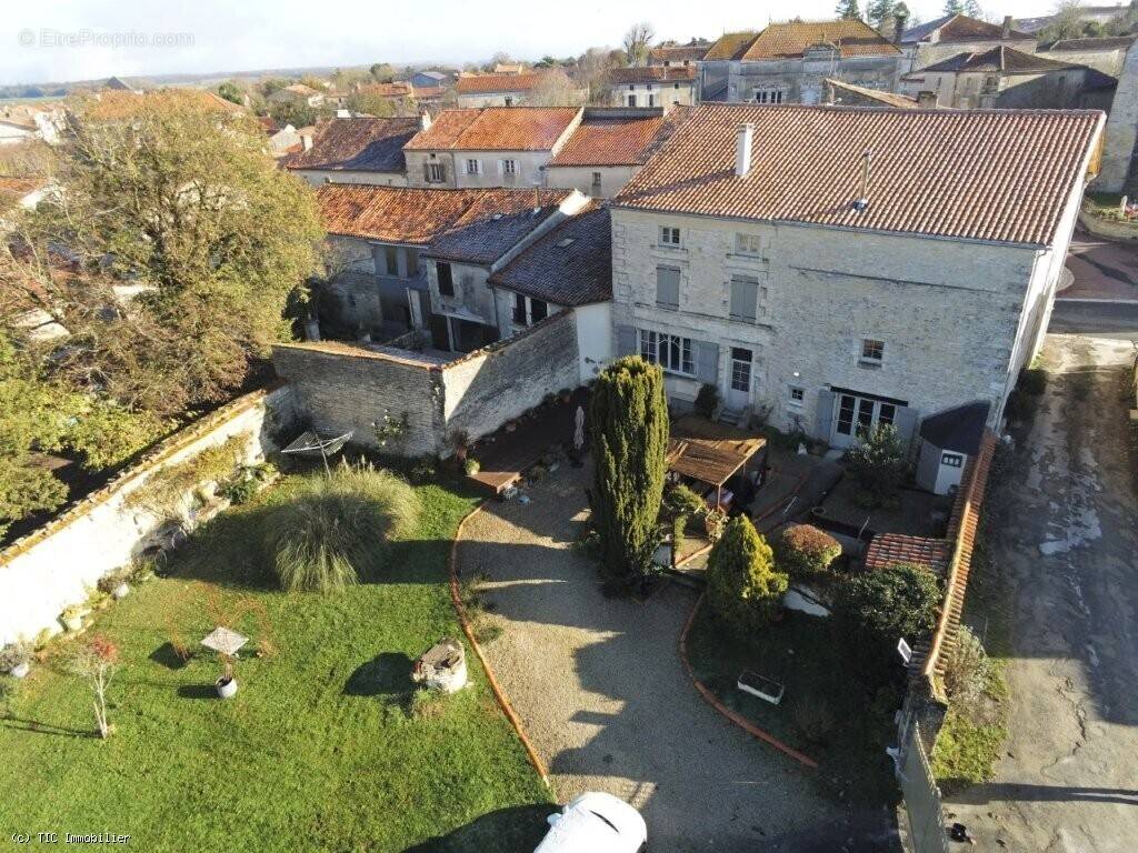 Maison à AIGRE