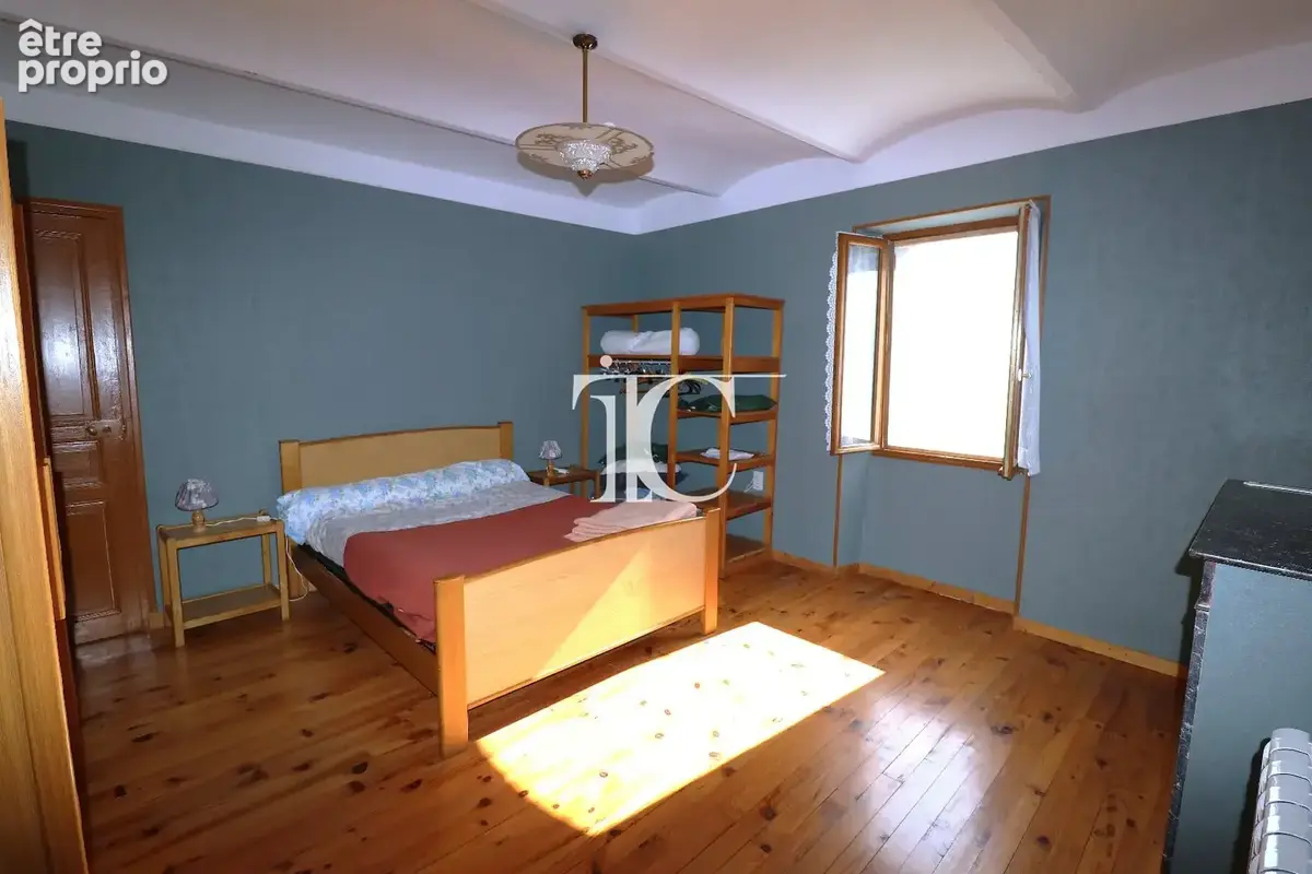 Maison ancienne sur 1490 m² de terrain clos avec 2 accès - photo 5