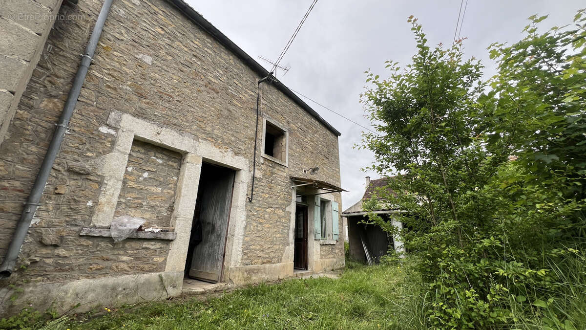 Maison à rénover avec dépendance et grenier aménageable   Blannay, à 12 min d’Avallon - photo 2