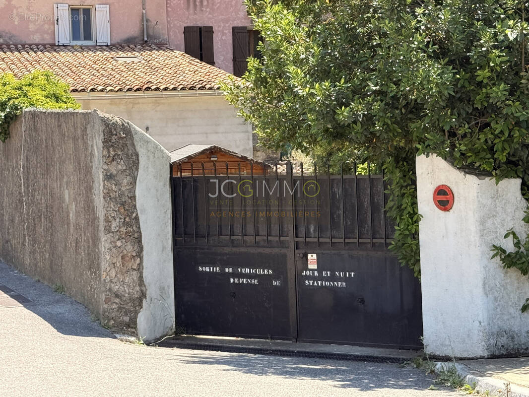 Parking à SOLLIES-PONT
