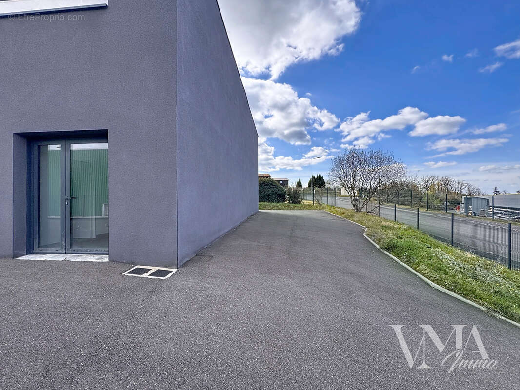 Local d'activité récent 347 m2 - Panissières (42) - 530 000 € - photo 6