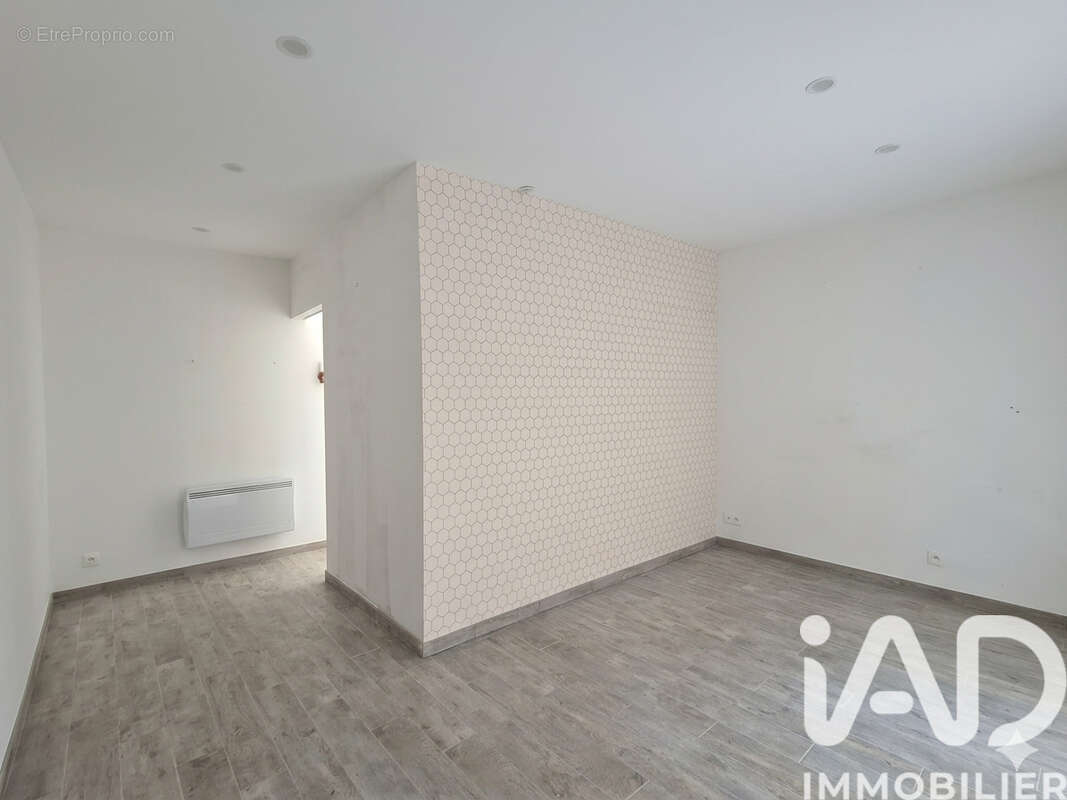 Maison 205 m² à Saint-Germain-De-Lusignan  - photo 7