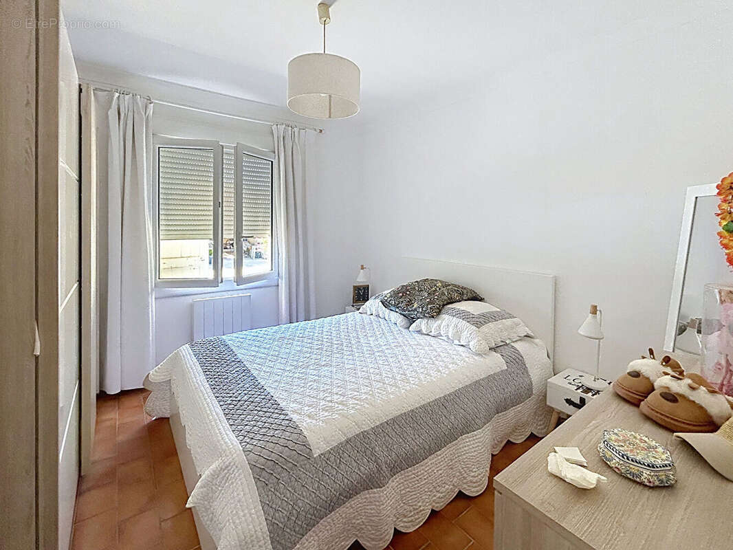 PIOLENC - Maison plain pied, double garage, jardin 1200m² avec piscine - photo 9