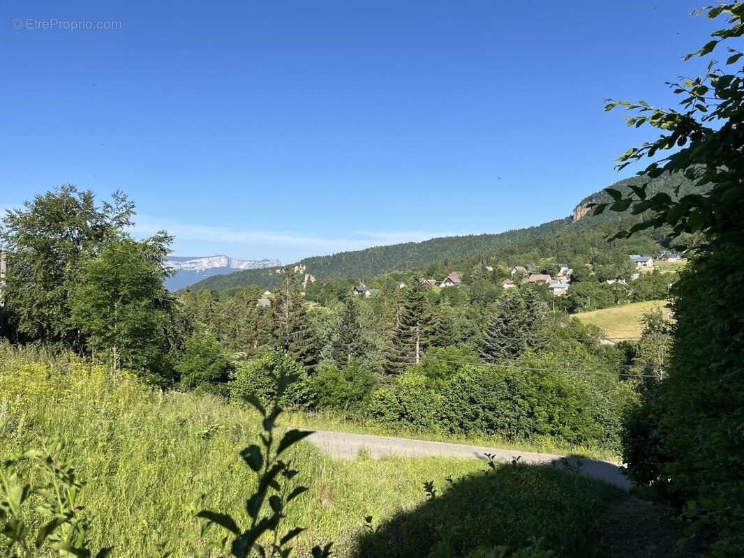 Terrain 600 m² à Sarcenas  - photo 4