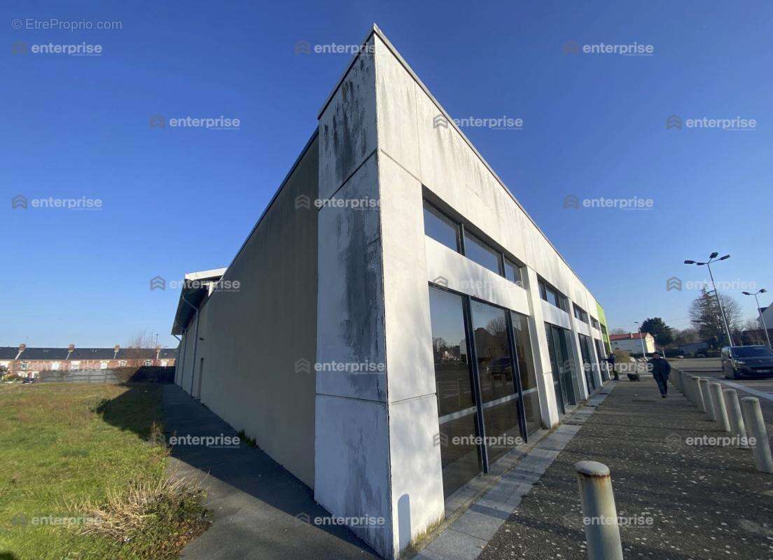 À vendre - bâtiment à usage commercial en excellent état - 1624 m2 - péronne - photo 2