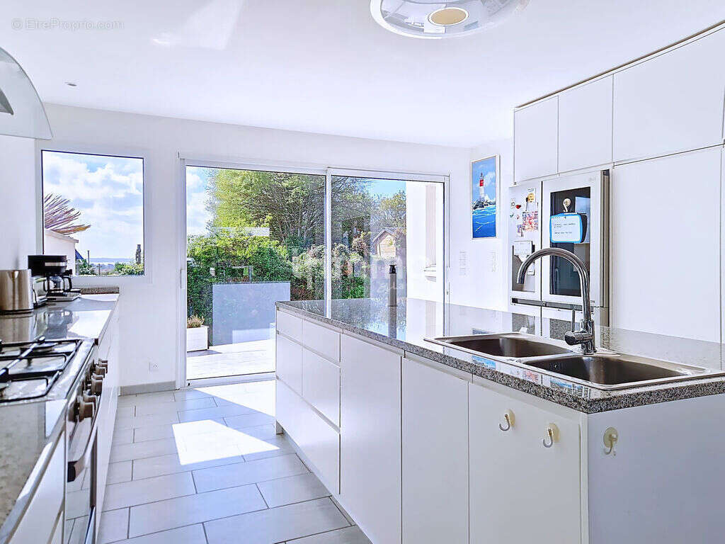 Maison, 6 pièces de 145 m² à Ploéven 29550 - photo 3