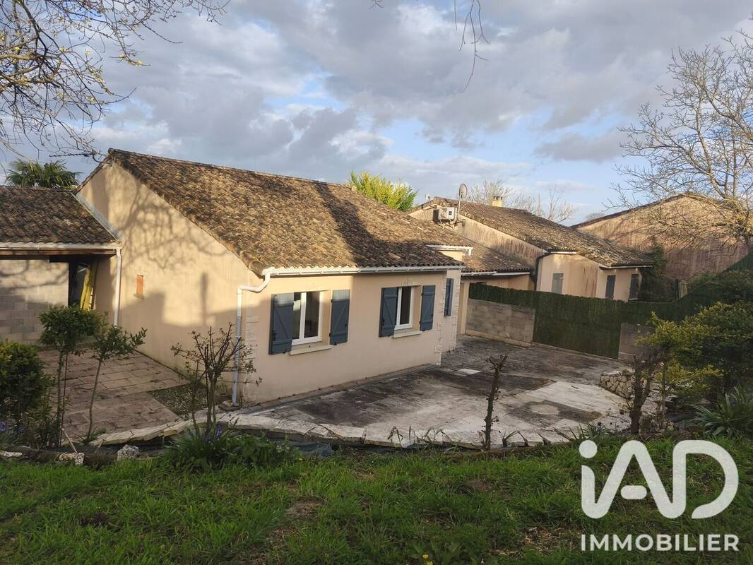 Photo 1 - Maison à ROULLET-SAINT-ESTEPHE