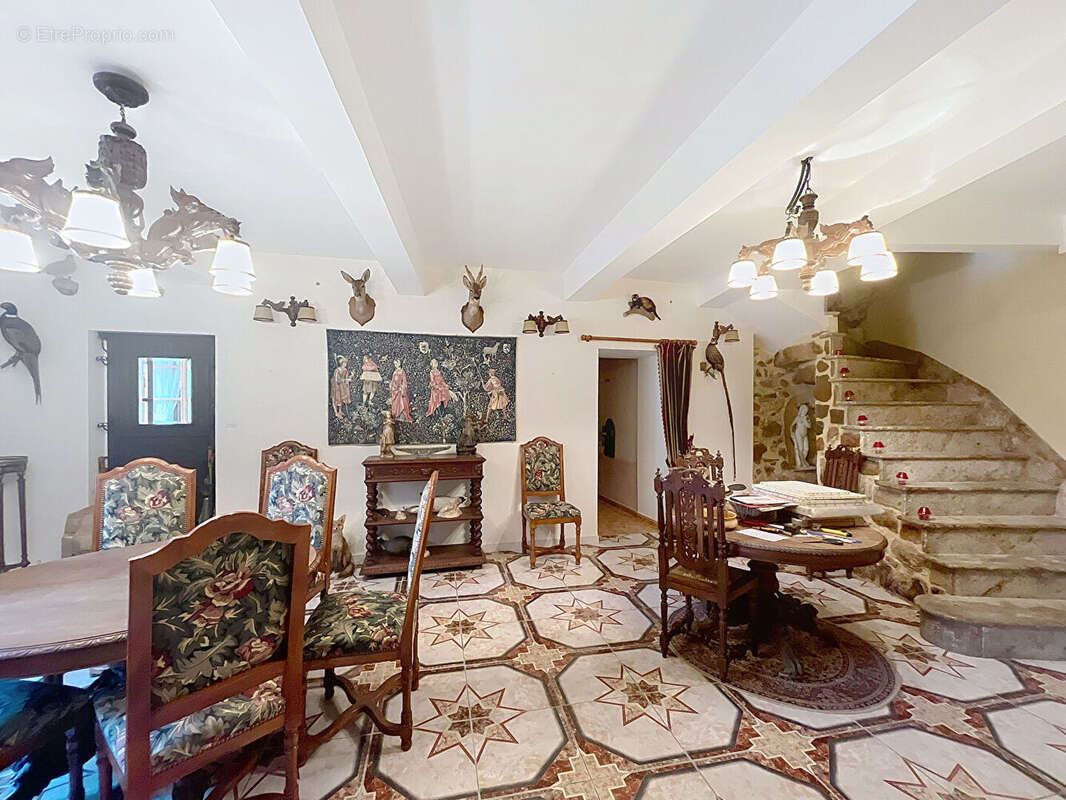 Maison à MONTOULIERS