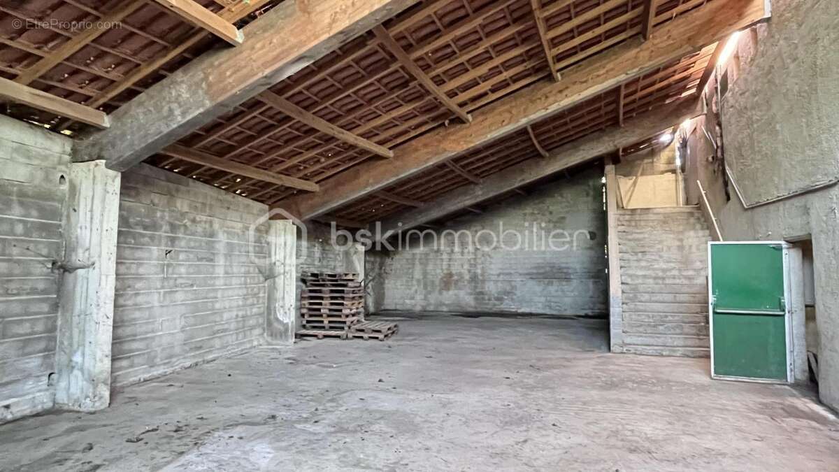 Commerce à LE LARDIN-SAINT-LAZARE