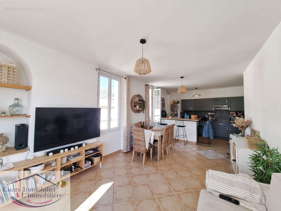 Appartement à SOLLIES-PONT