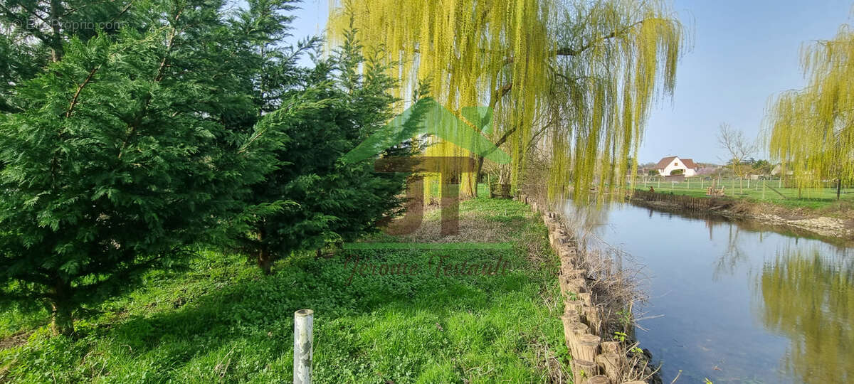 Terrain à SAINT-DENIS-LES-PONTS