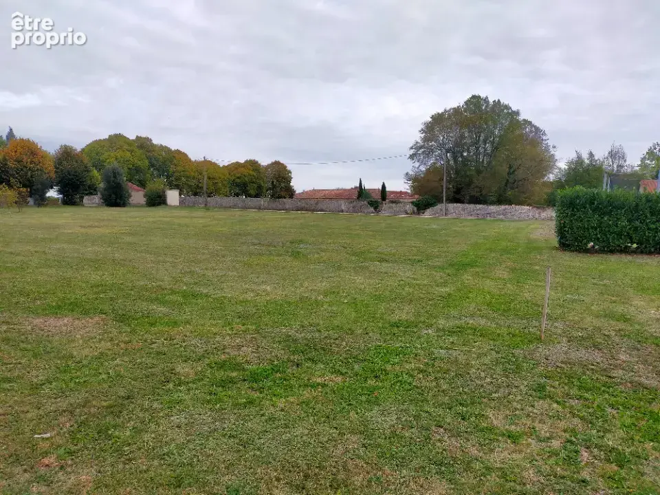 Terrain à SAINT-LAURENT-DE-COGNAC