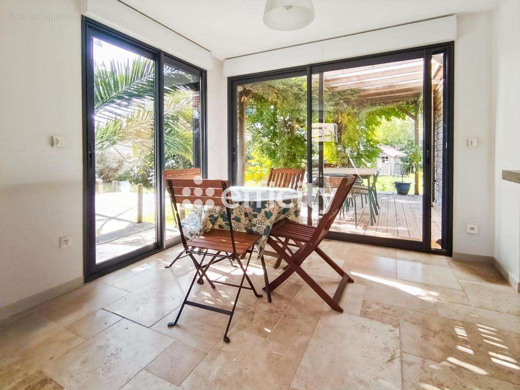 Maison 133 m² à Gemozac  - photo 3