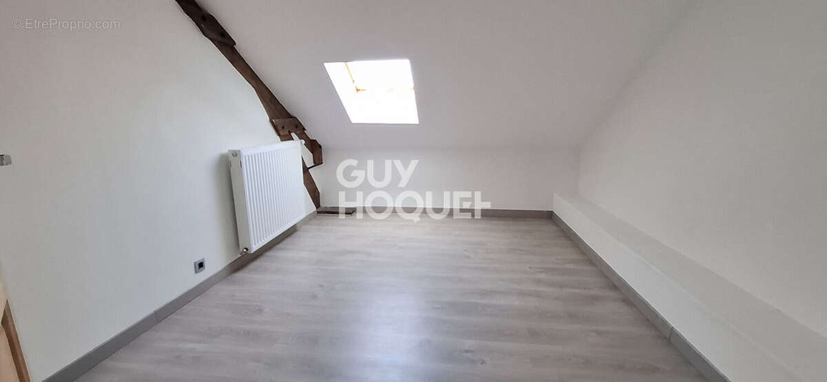 Maison mitoyenne de 192m² entièrement rénovée avec terrain de loisir au bord de l'eau - photo 8