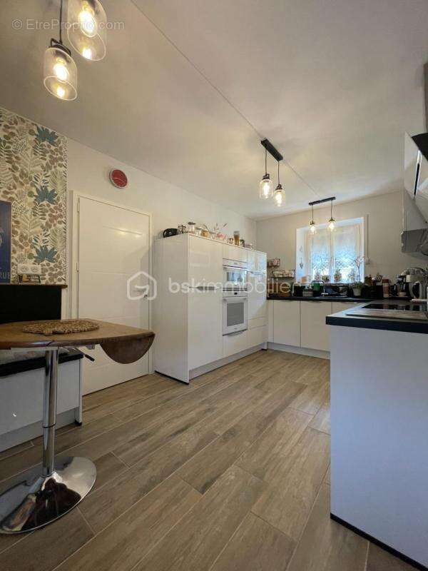 VERT-LE-PETIT – Maison de caractère rénovée avec garages et dépendances - photo 11