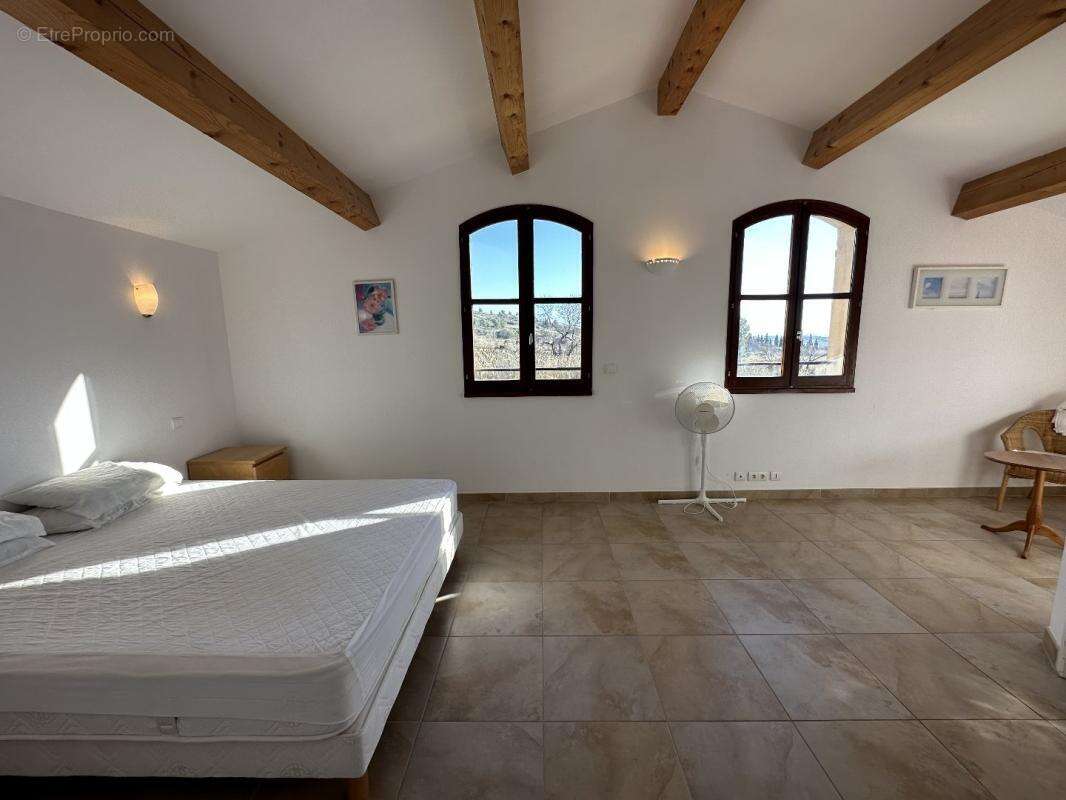 Maison à MONTOULIERS