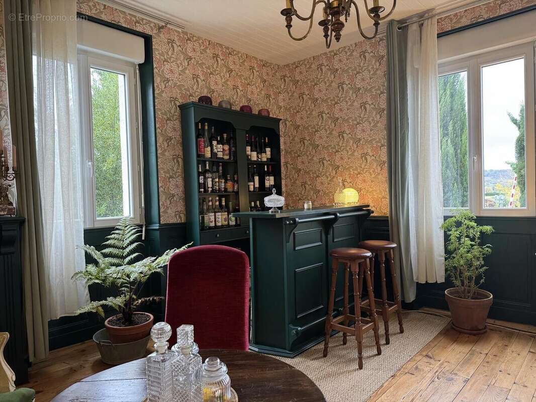 Salon / bar  - Maison à BEYNAC-ET-CAZENAC