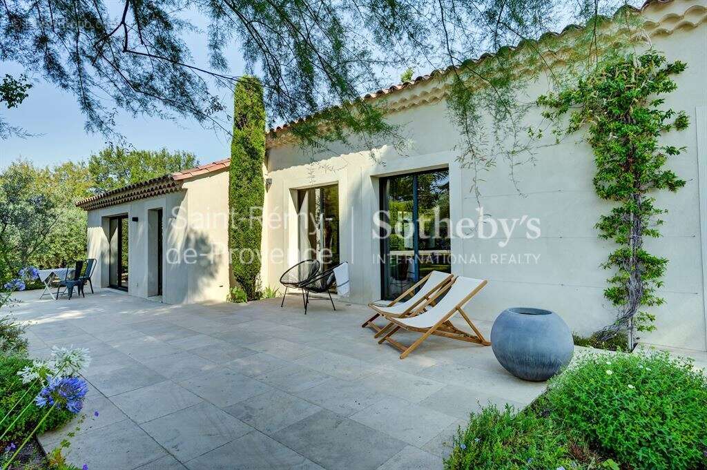 Exclusivité. Rare, Eygalières, belle maison rénovée en centre village avec jardin et piscine - photo 20