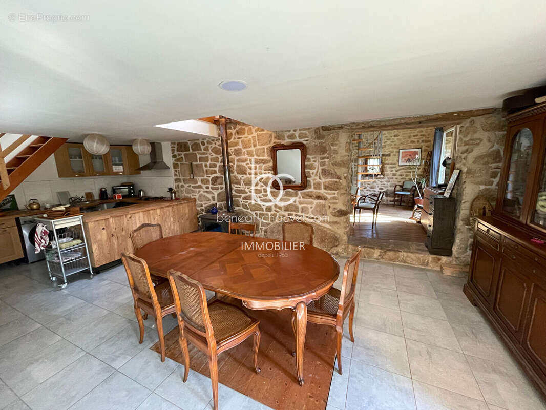 RARE Carnac : Maison de Charme en Pierres (94 m²) avec 3 Chambres et Salon Cathédrale - photo 2