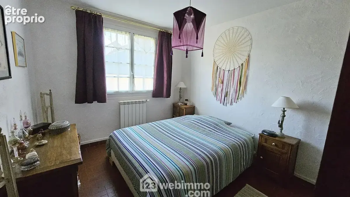 Une seconde chambre de 10 m² très lumineuse.