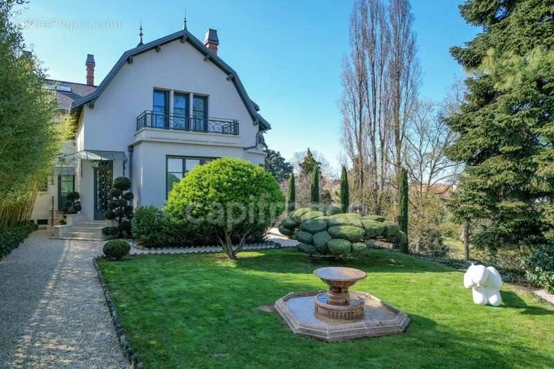Maison bourgeoise 255 m² entièrement rénovée, parc clos et arboré de 4 303 m² (piscinable), 3 garages, terrasse, jacuzzi - photo 3