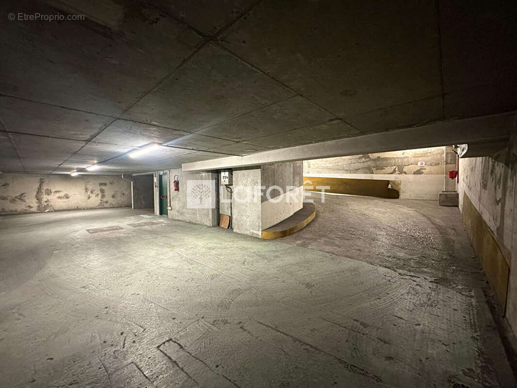 Parking à PARIS-17E