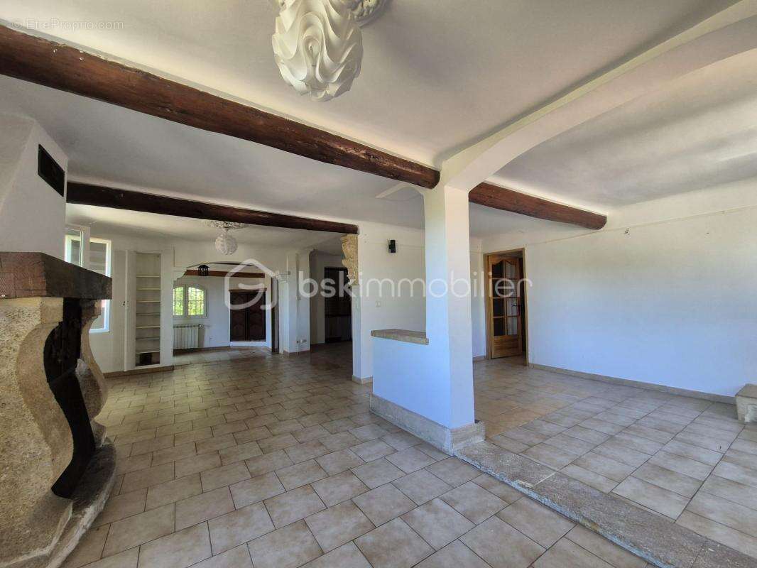 Maison à LA ROQUE-D&#039;ANTHERON