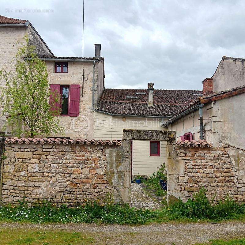 Commerce à SAUZE-VAUSSAIS