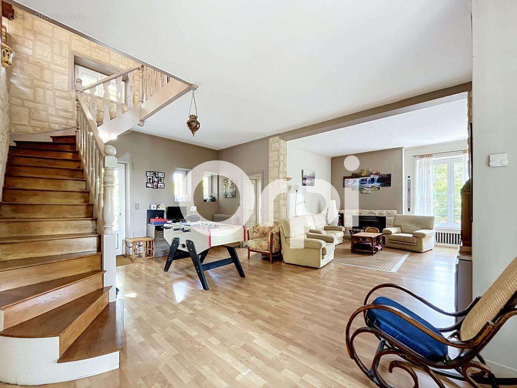Maison en pierre de caractère 219m2 – Saint-Pantaléon-de-Larche - photo 2
