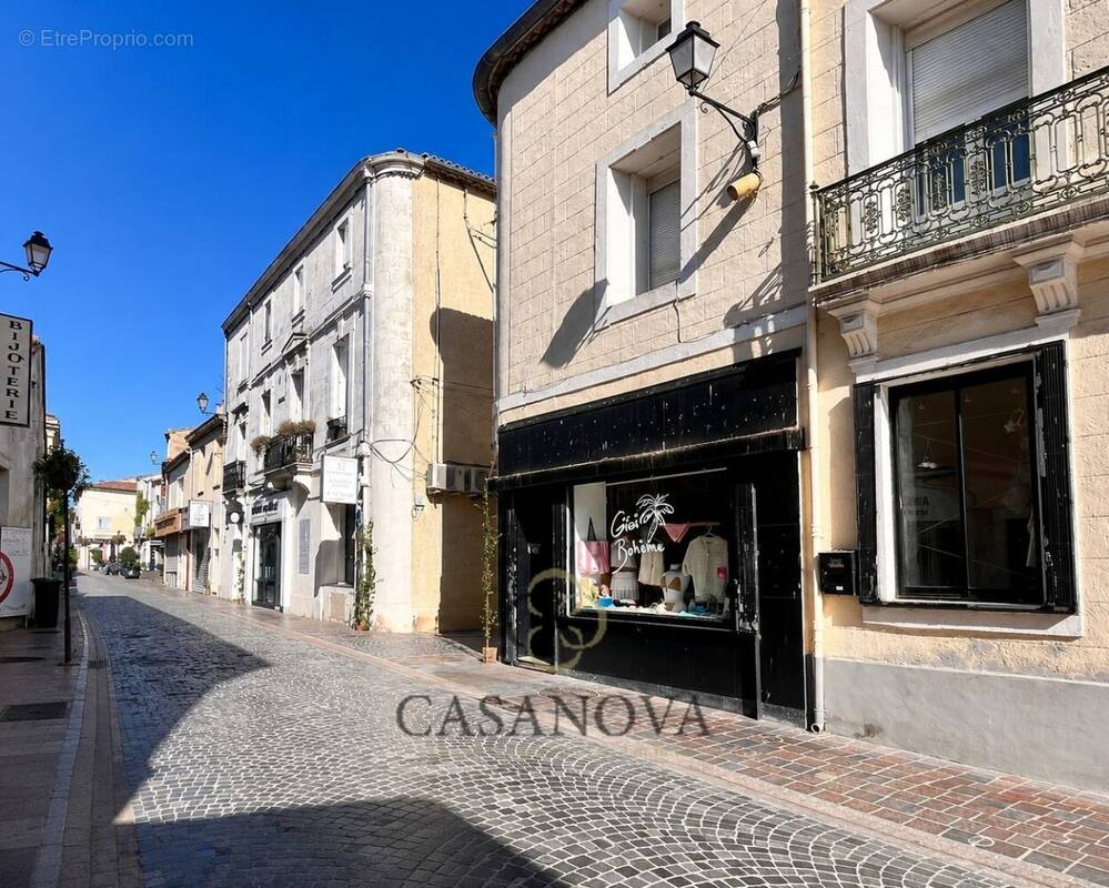 Commerce à MAUGUIO