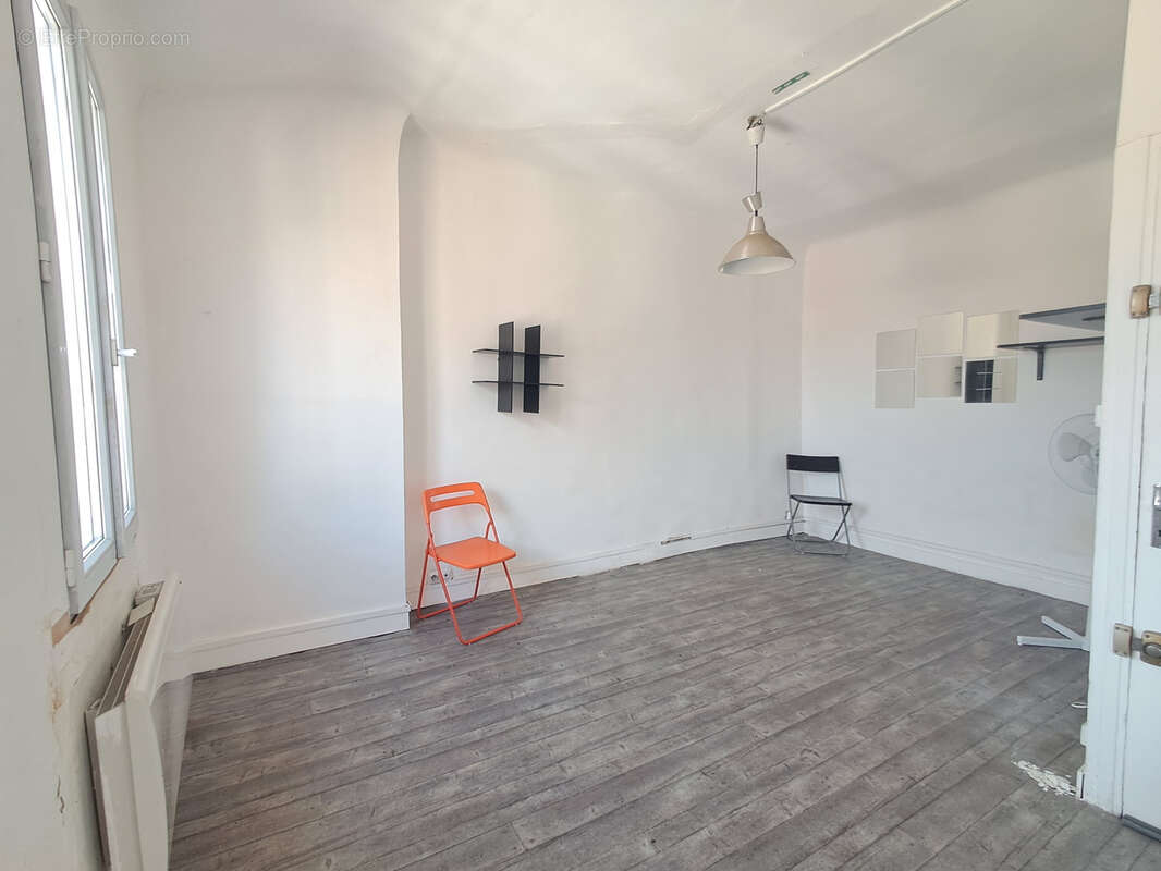 Studio en dernier étage de 21m2 habitable à Vendre à Marseille 13006 Proche Préfecture - photo 2