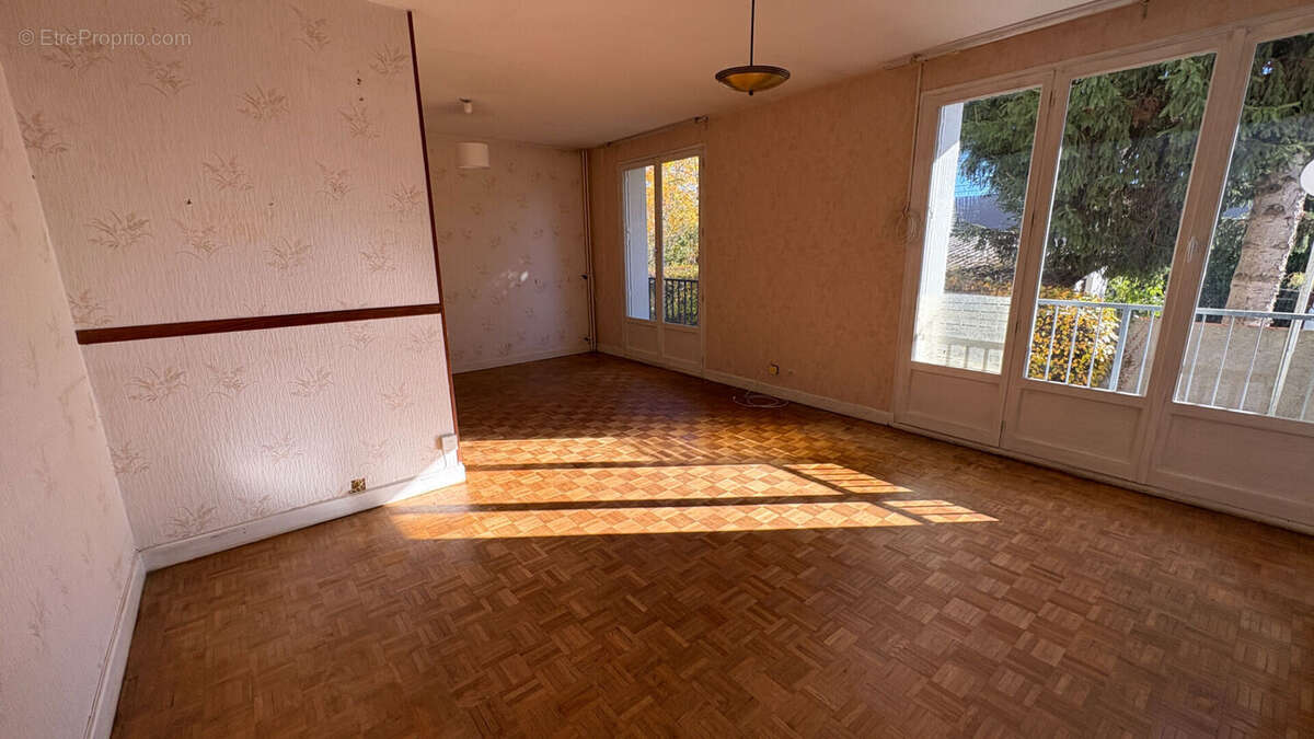 Appartement à YZEURE