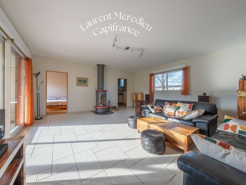 CUBZAC-LES-PONTS – Maison de 196 m² - 5 Chambres- sur terrain arboré - photo 2